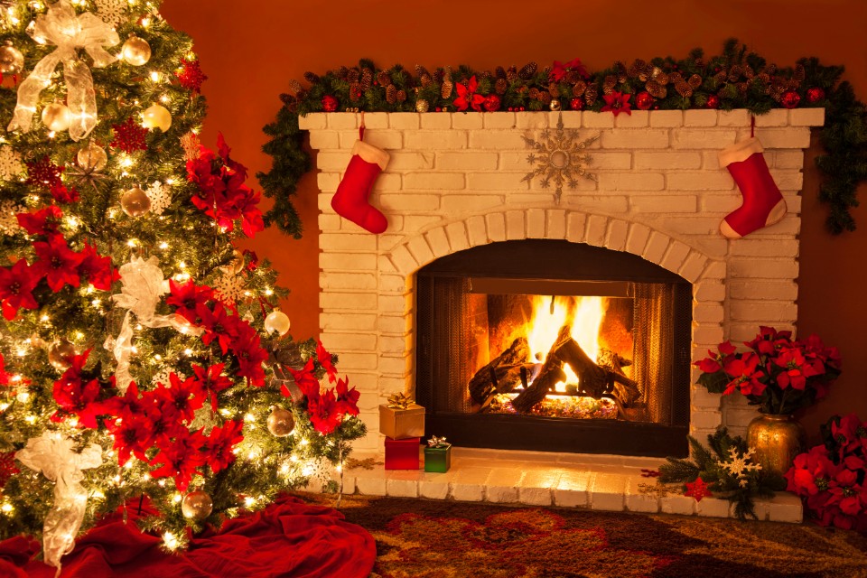 How to Decorate a Fireplace for Christmas: Festive Ideas and Tips